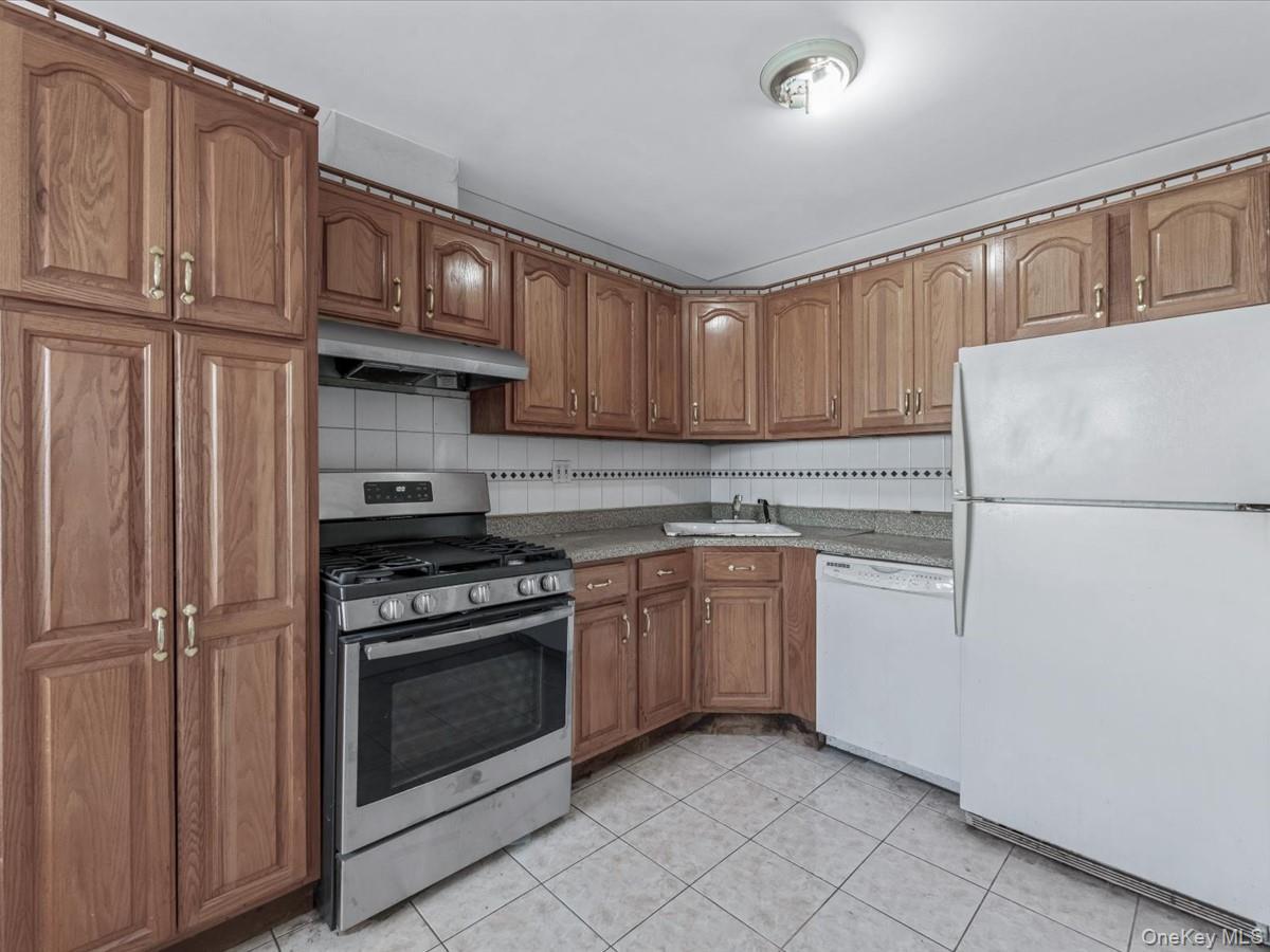 Single Family Clinton Queens, NY 11378, MLS-928103-8