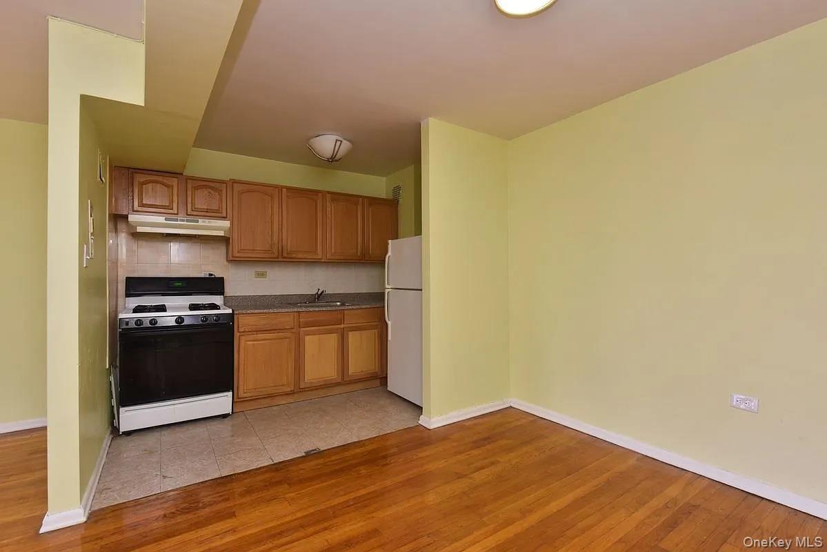 Apartment Parsons  Queens, NY 11354, MLS-928165-4