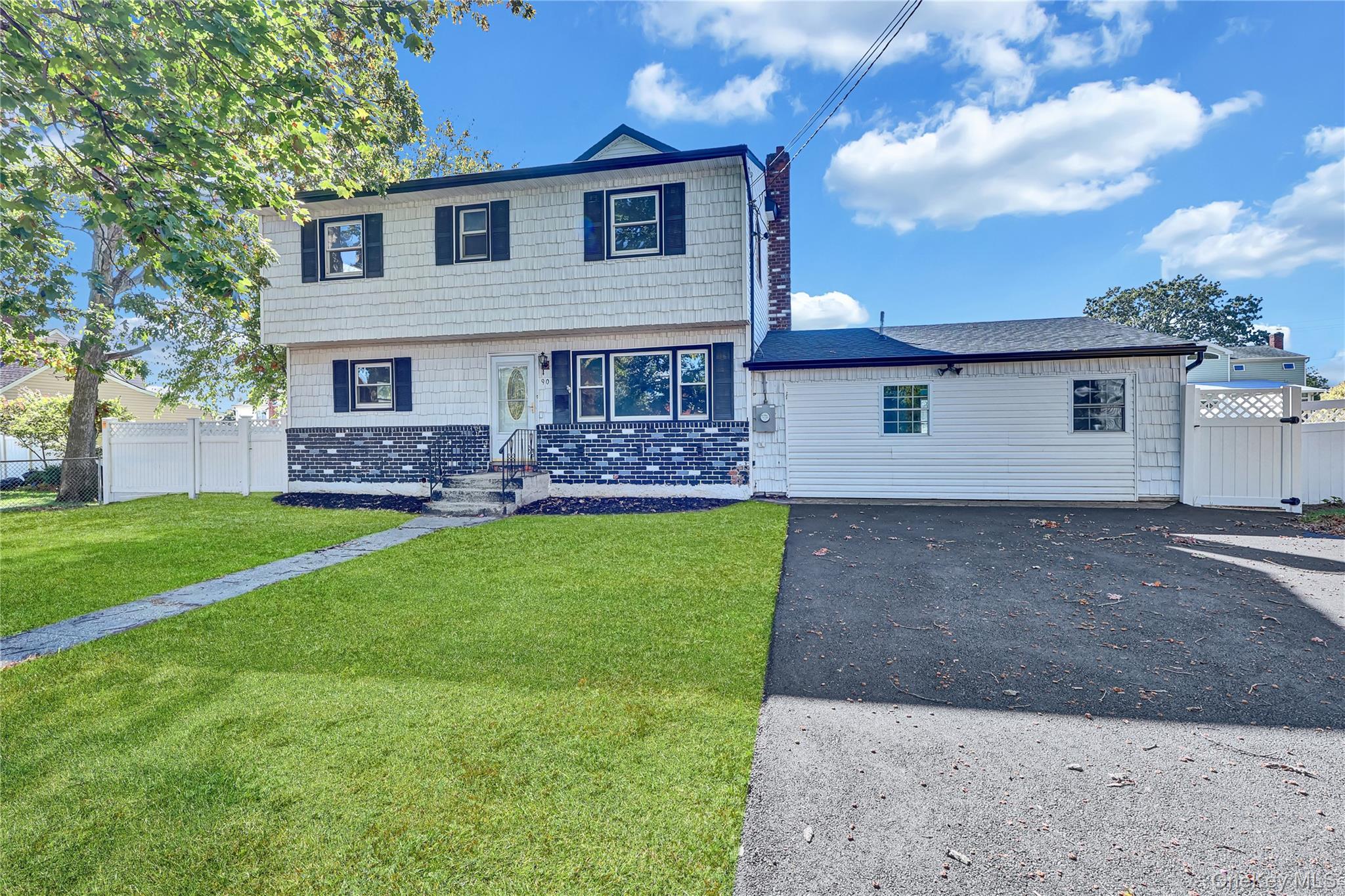 Single Family 30th Suffolk County, NY 11726, MLS-928217-2