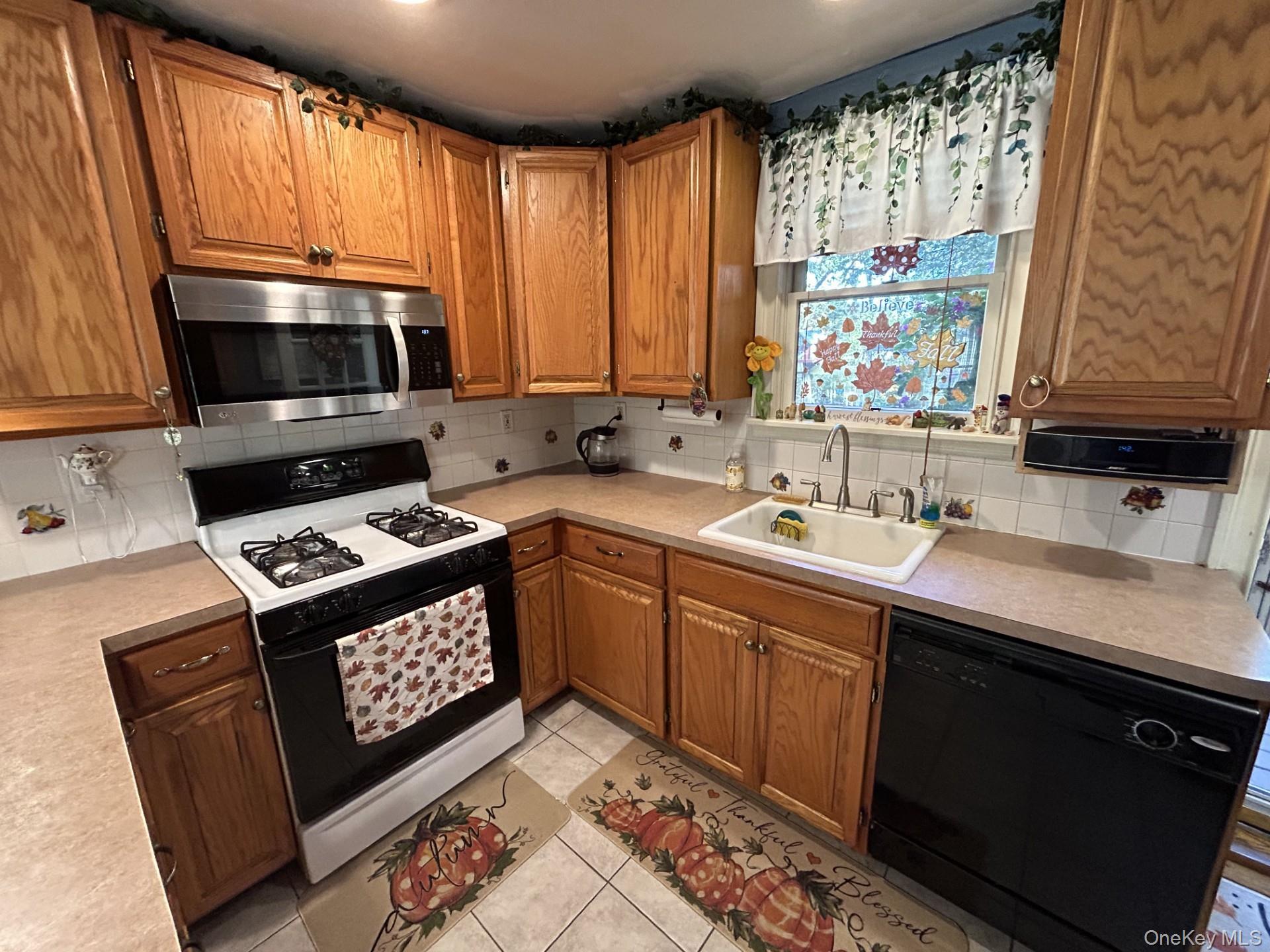 Single Family Lakeview Suffolk County, NY 11953, MLS-928478-8