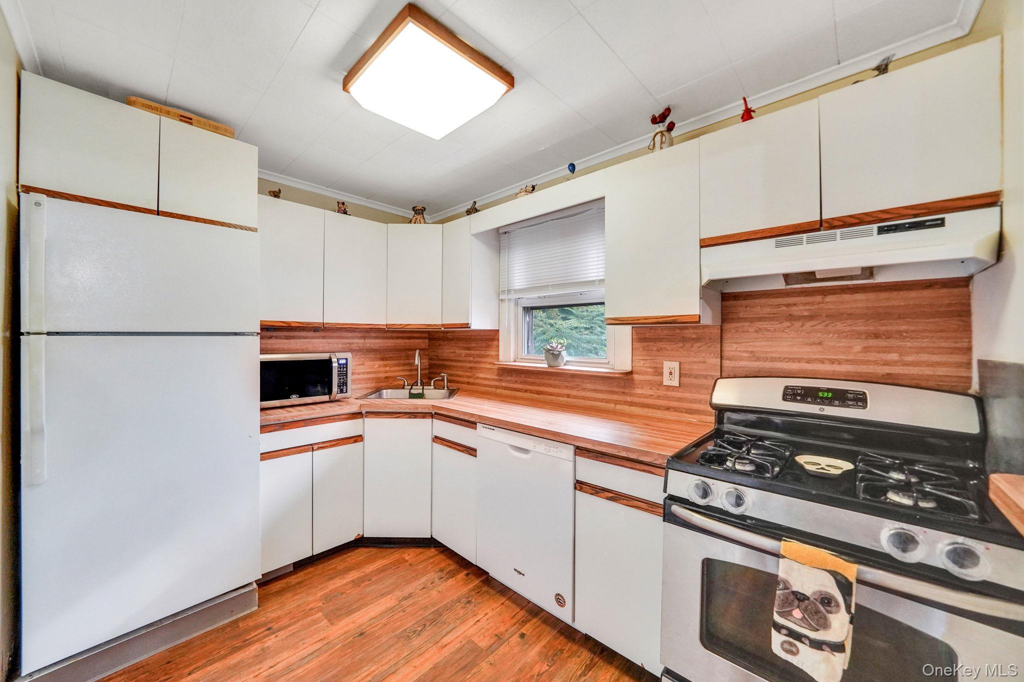 Single Family Highview  Suffolk County, NY 11784, MLS-928778-14