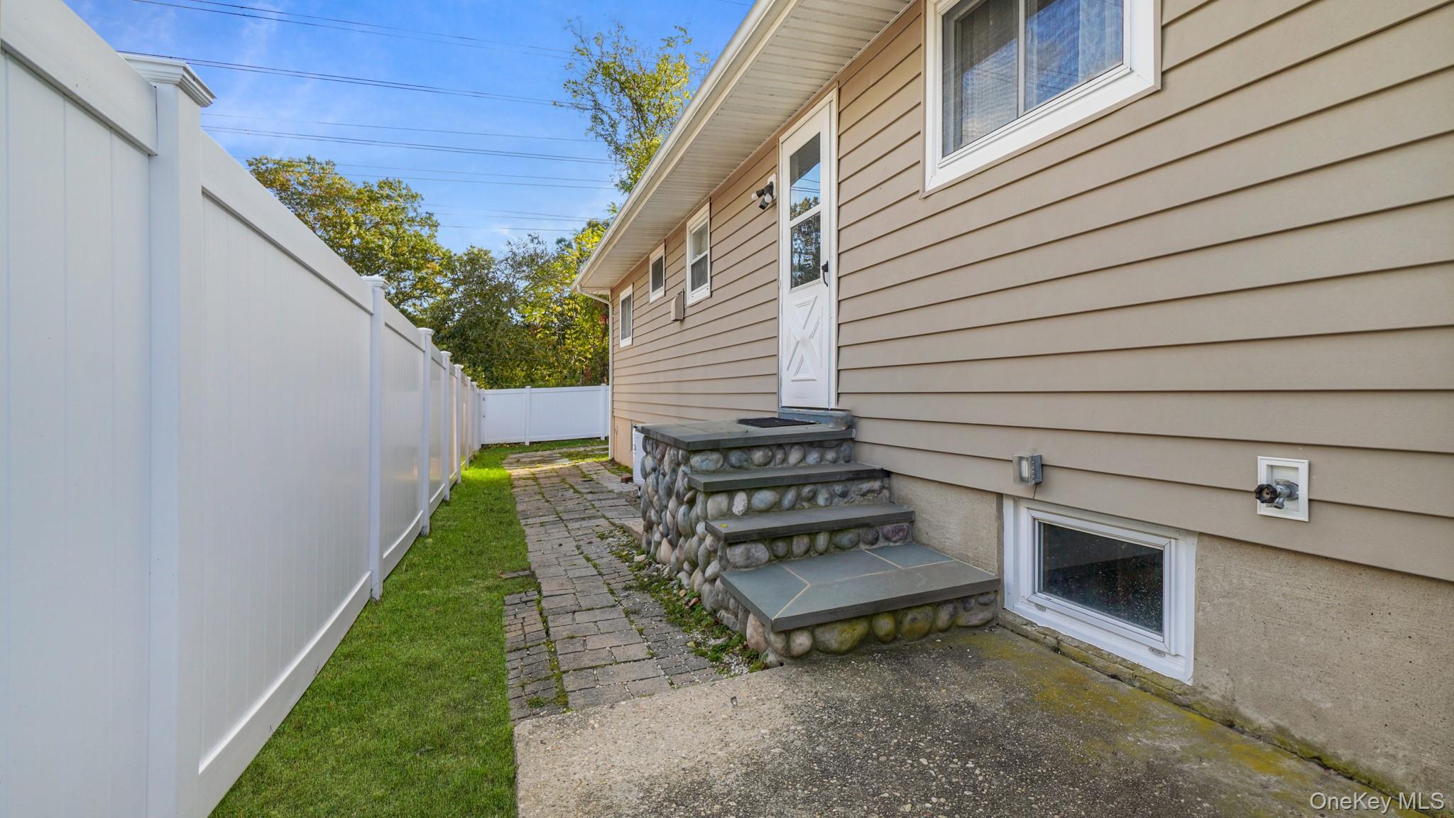 Single Family Fir Grove  Suffolk County, NY 11779, MLS-928815-18