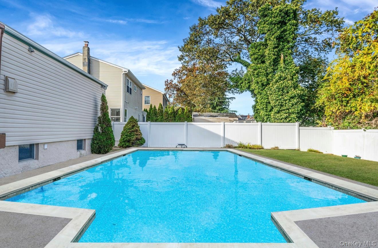 Single Family Lenox  Suffolk County, NY 11757, MLS-928821-25