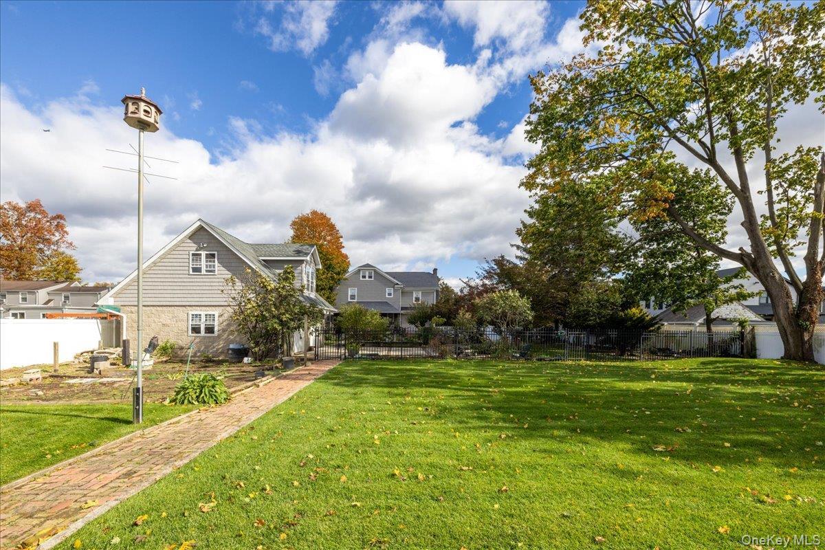 Single Family Mineola Nassau County, NY 11501, MLS-928924-40