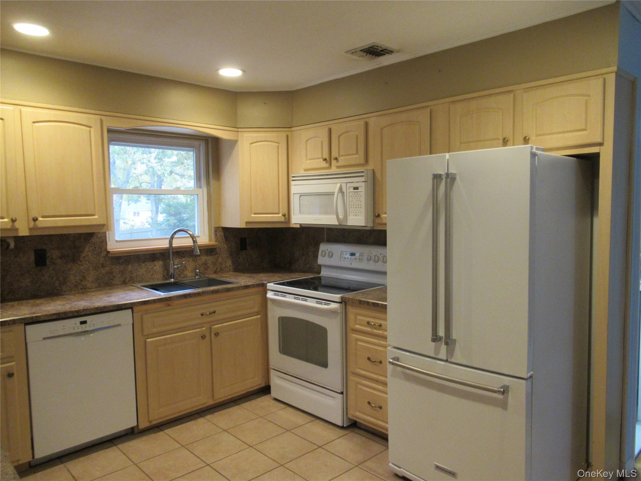 Single Family Oakdale  Suffolk County, NY 11784, MLS-929009-4