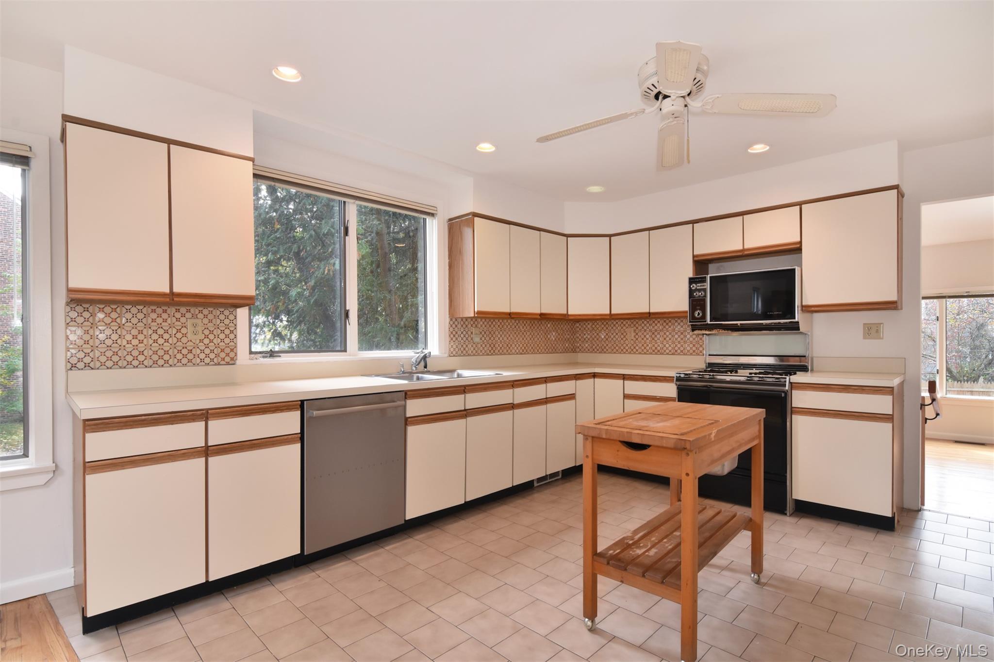 Single Family Ravensdale Westchester County, NY 10706, MLS-929054-12