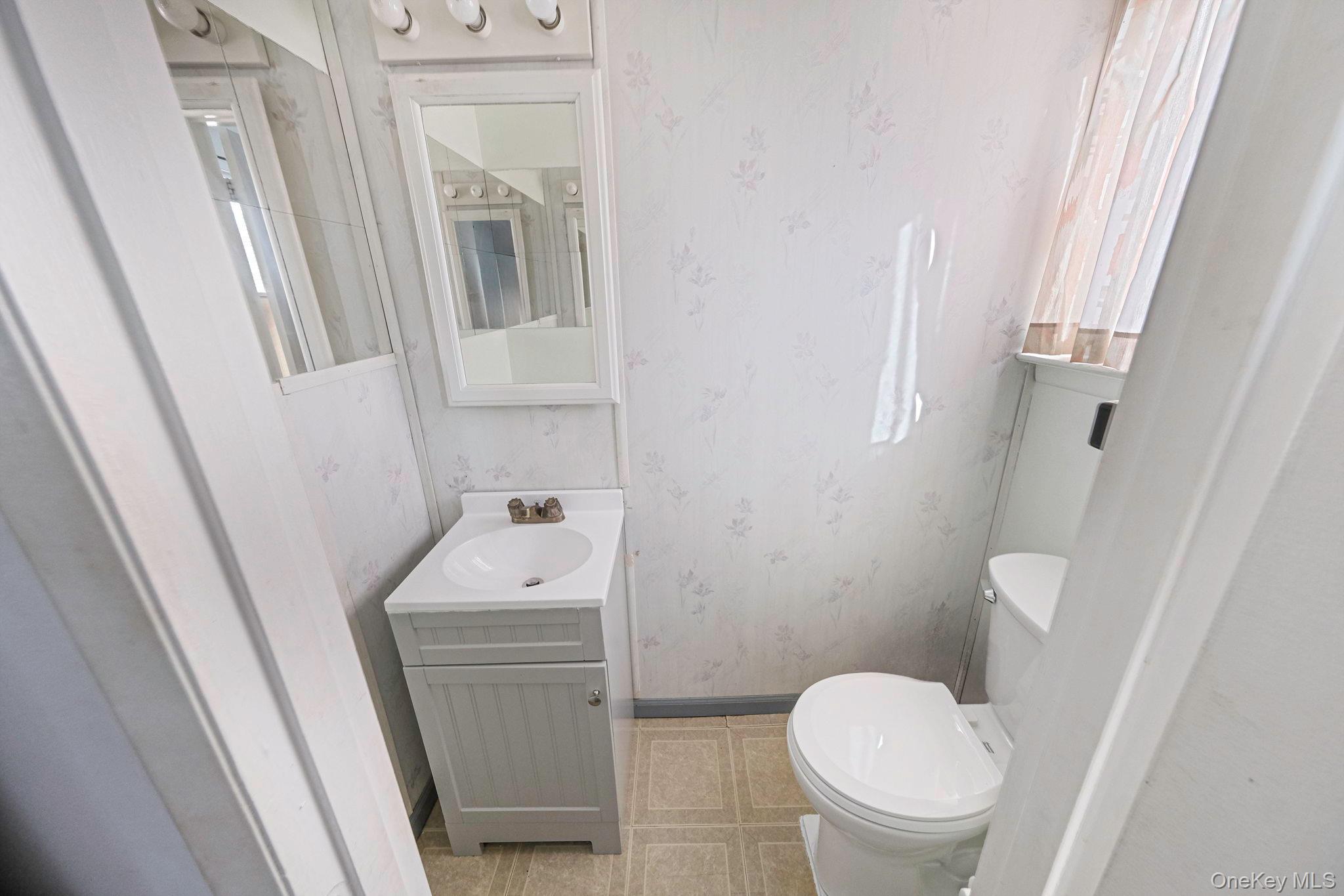 Single Family New York Suffolk County, NY 11706, MLS-929217-22