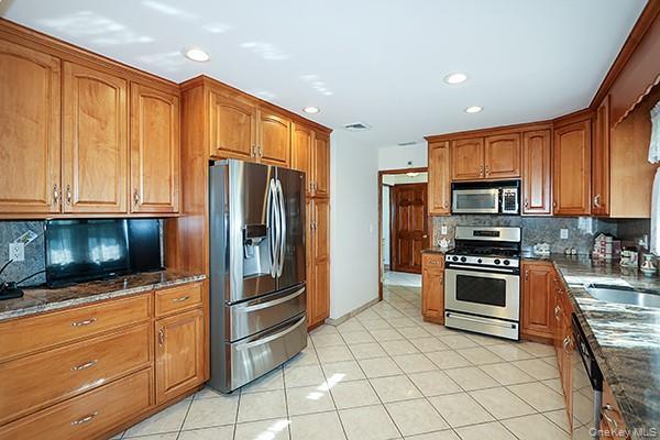 Single Family Ward  Nassau County, NY 11590, MLS-929239-14