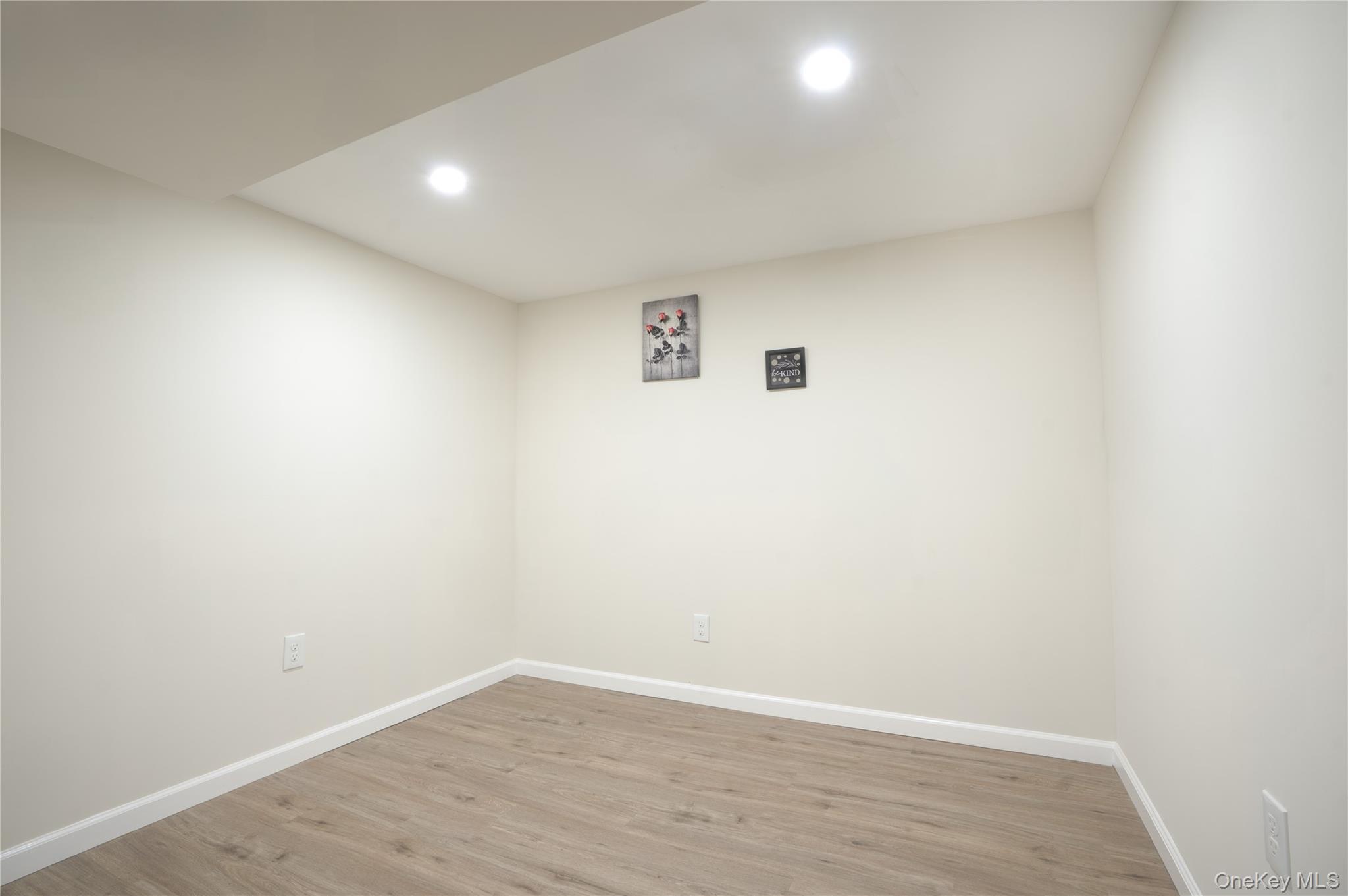 Single Family Wicks  Suffolk County, NY 11717, MLS-929247-28