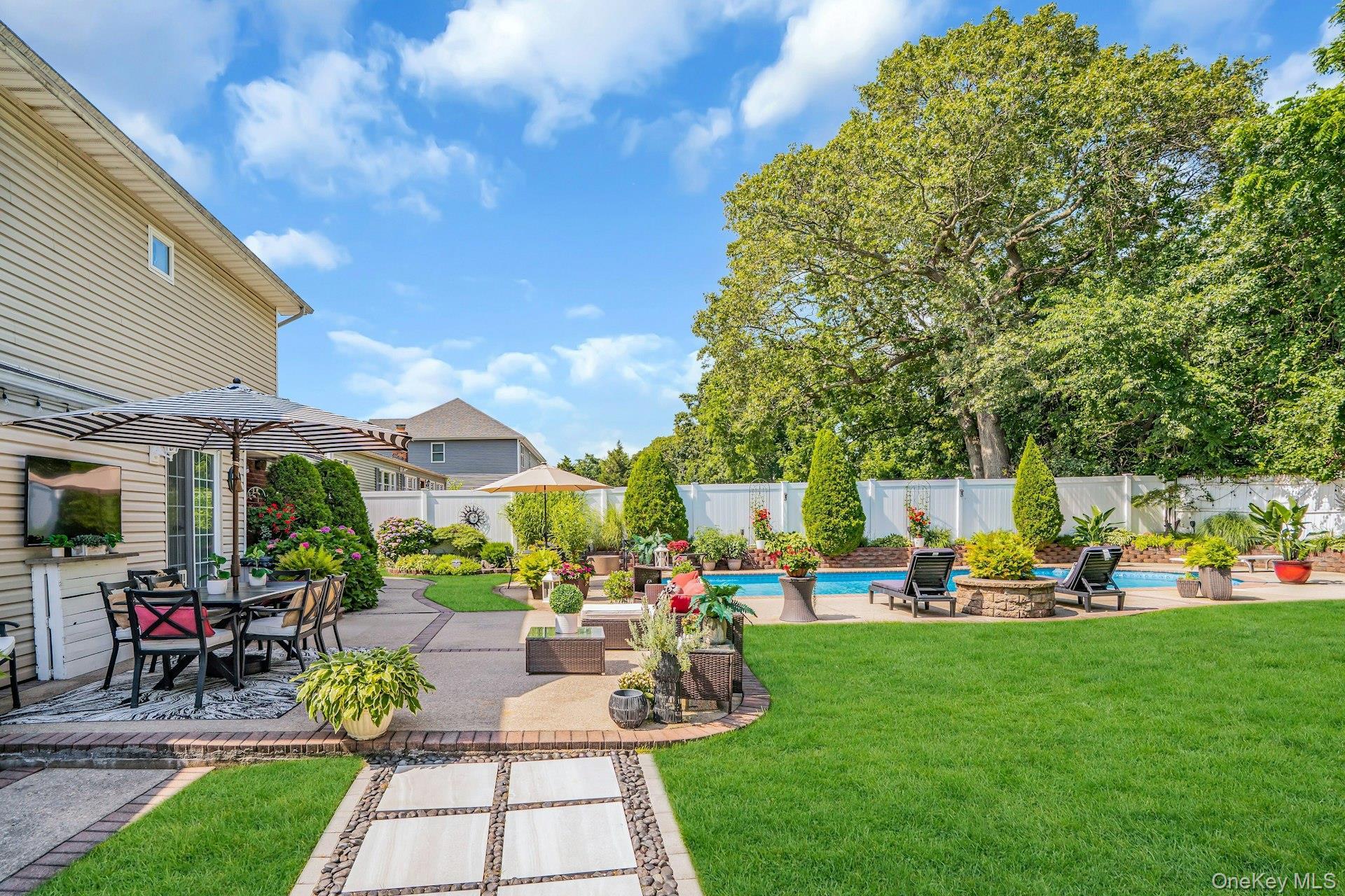 Single Family Rachel  Suffolk County, NY 11725, MLS-929269-38