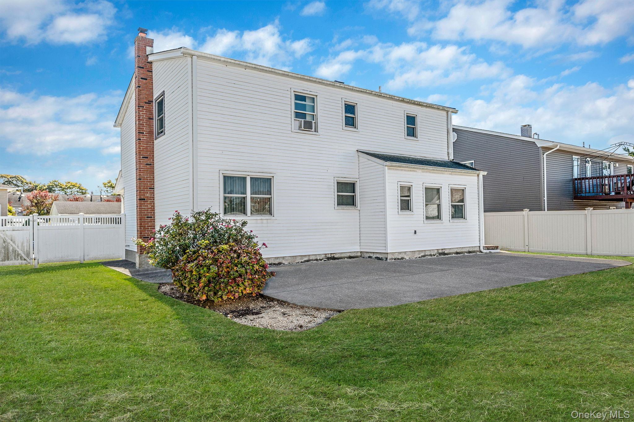 Single Family Castle Nassau County, NY 11710, MLS-929748-21