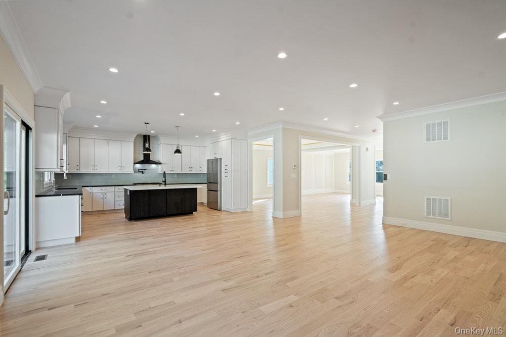 Single Family Netz Nassau County, NY 11507, MLS-929882-16