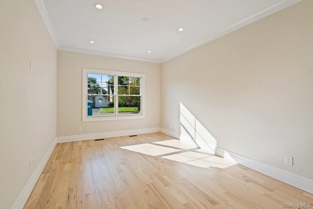 Single Family Netz Nassau County, NY 11507, MLS-929882-21