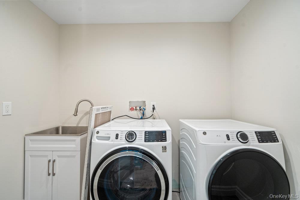 Single Family Netz Nassau County, NY 11507, MLS-929882-25