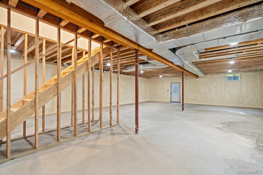 Single Family Netz Nassau County, NY 11507, MLS-929882-36