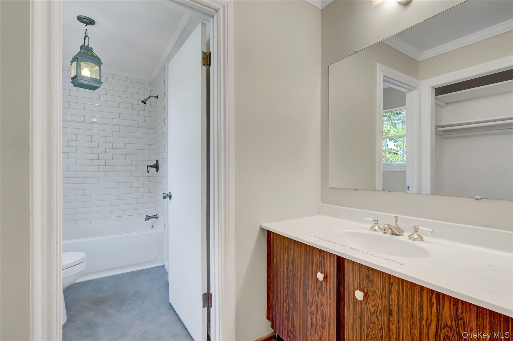 Single Family Gabon Suffolk County, NY 11727, MLS-929917-24