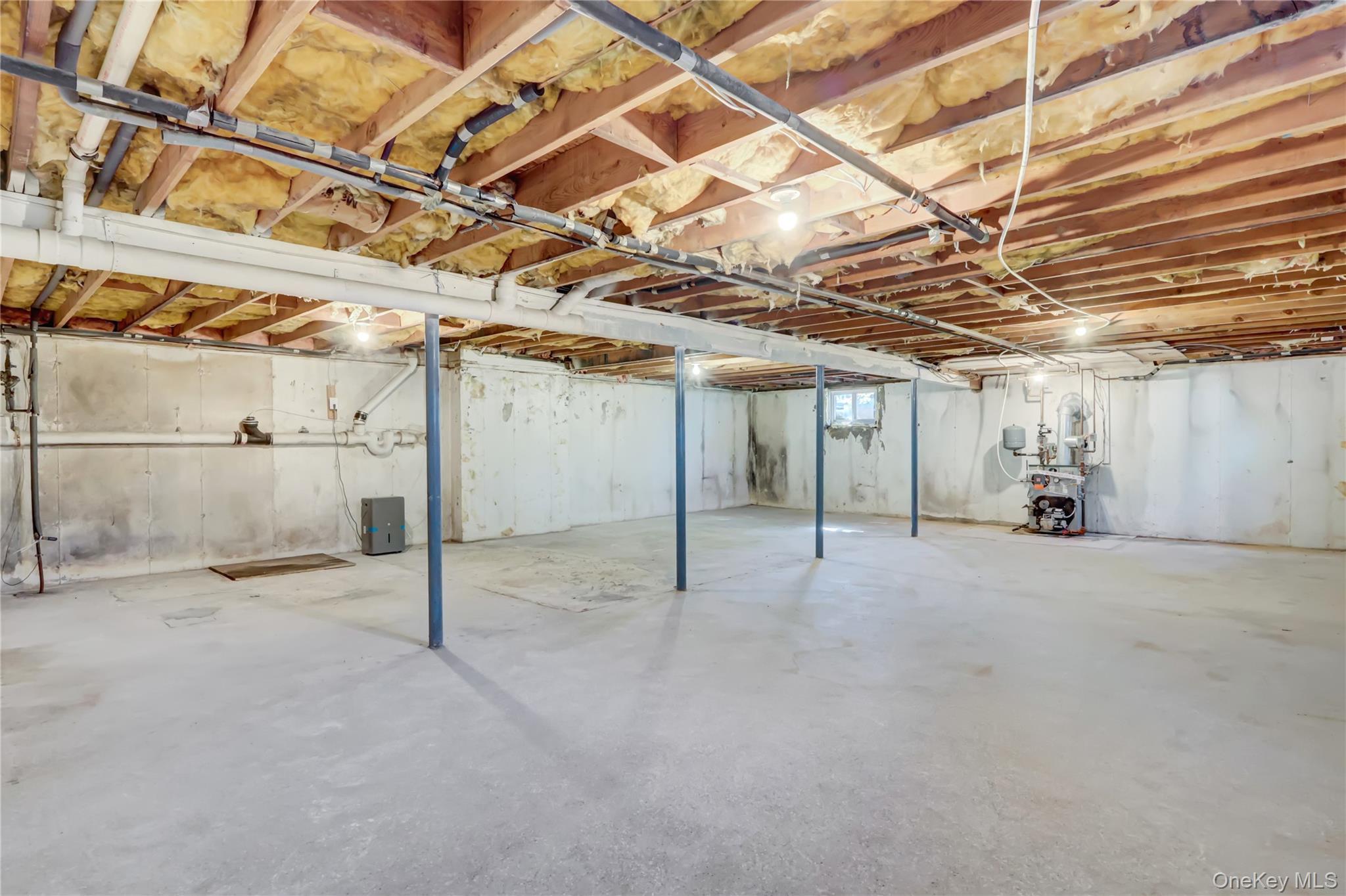 Single Family Gabon Suffolk County, NY 11727, MLS-929917-27