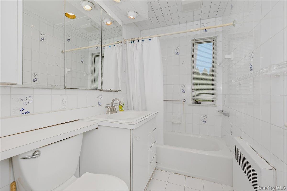 Single Family Colgate  Nassau County, NY 11023, MLS-929974-14