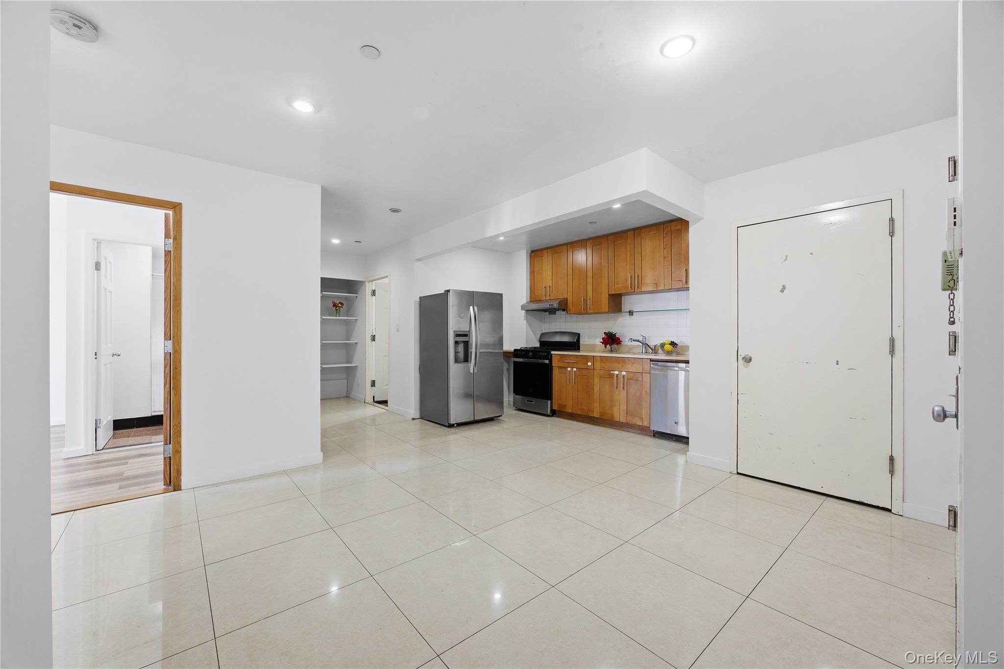 Condo Northern  Queens, NY 11368, MLS-930040-2