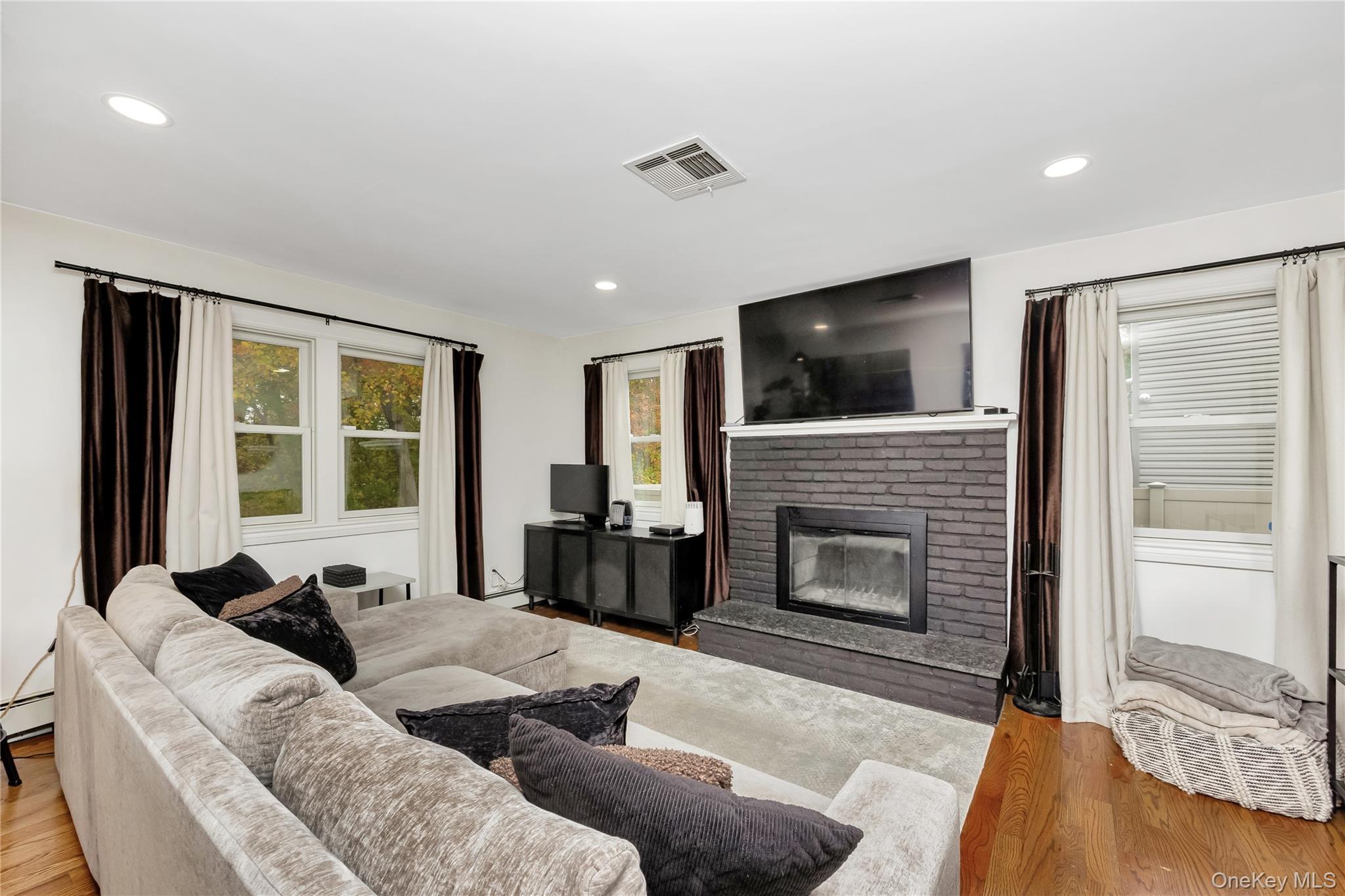 Single Family Park Nassau County, NY 11793, MLS-930241-10