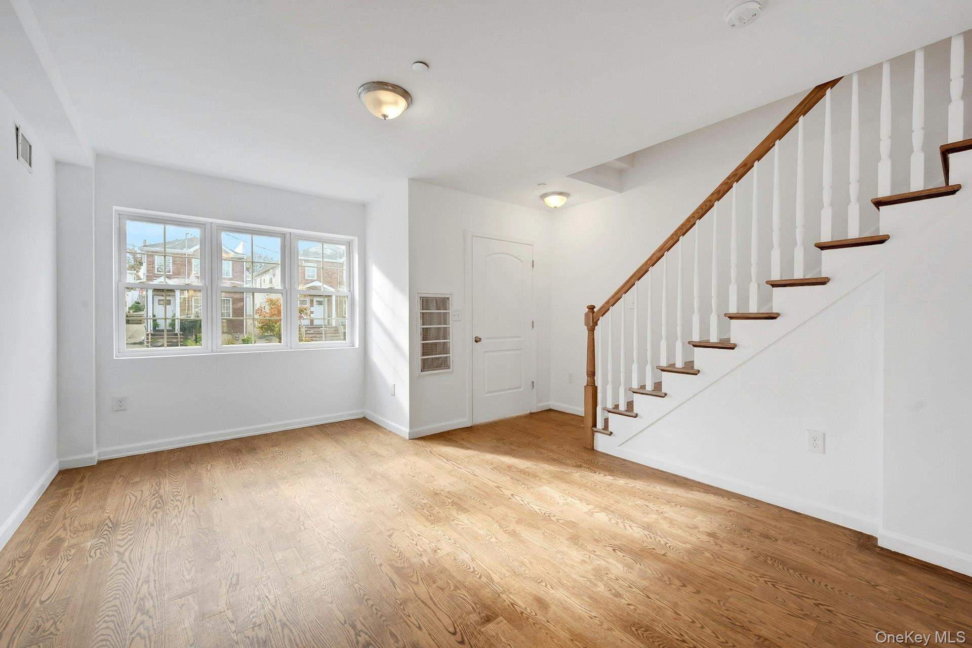 Single Family Hollywood  Bronx, NY 10465, MLS-930481-4