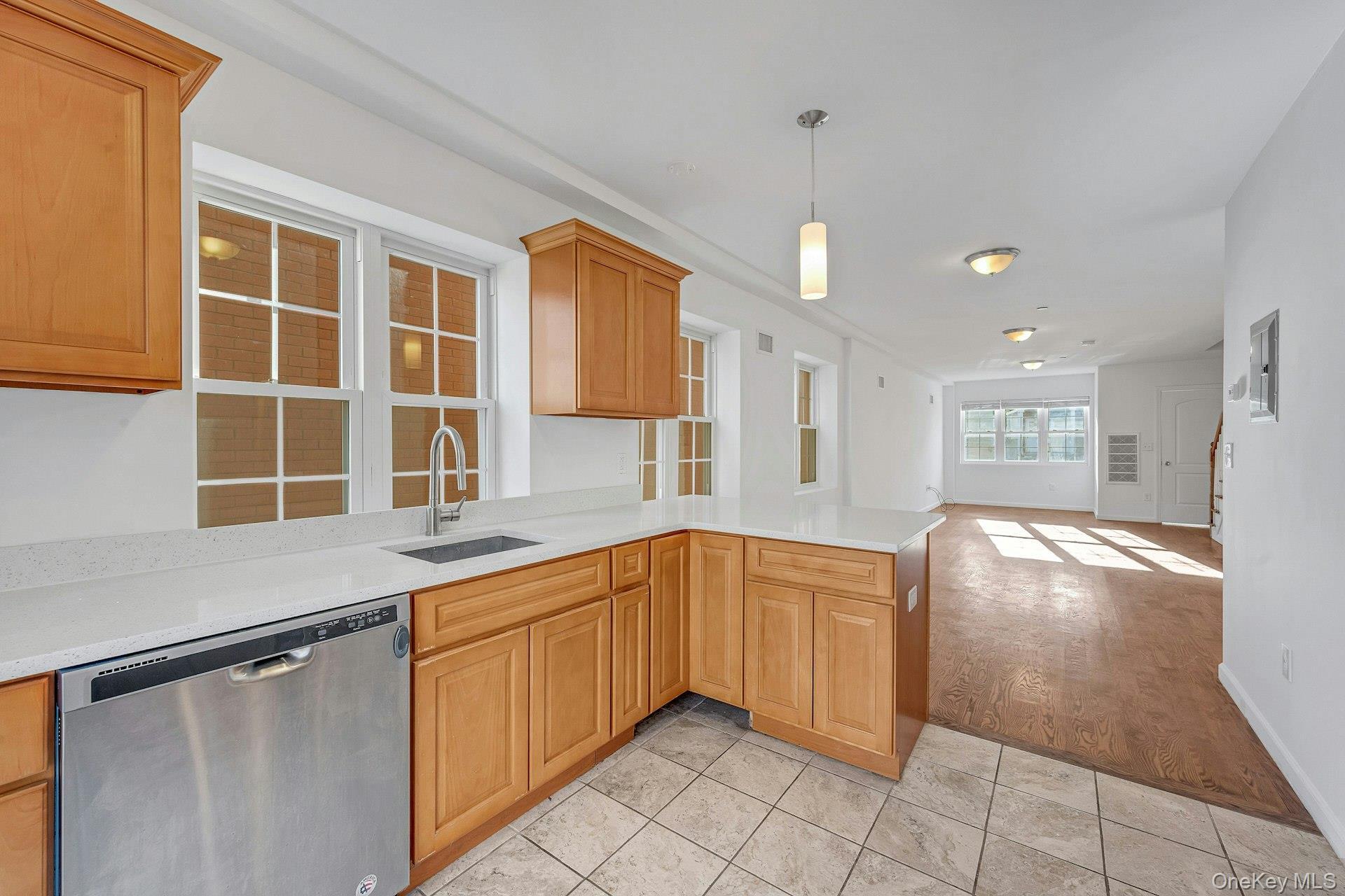 Single Family Hollywood Bronx, NY 10465, MLS-930484-13