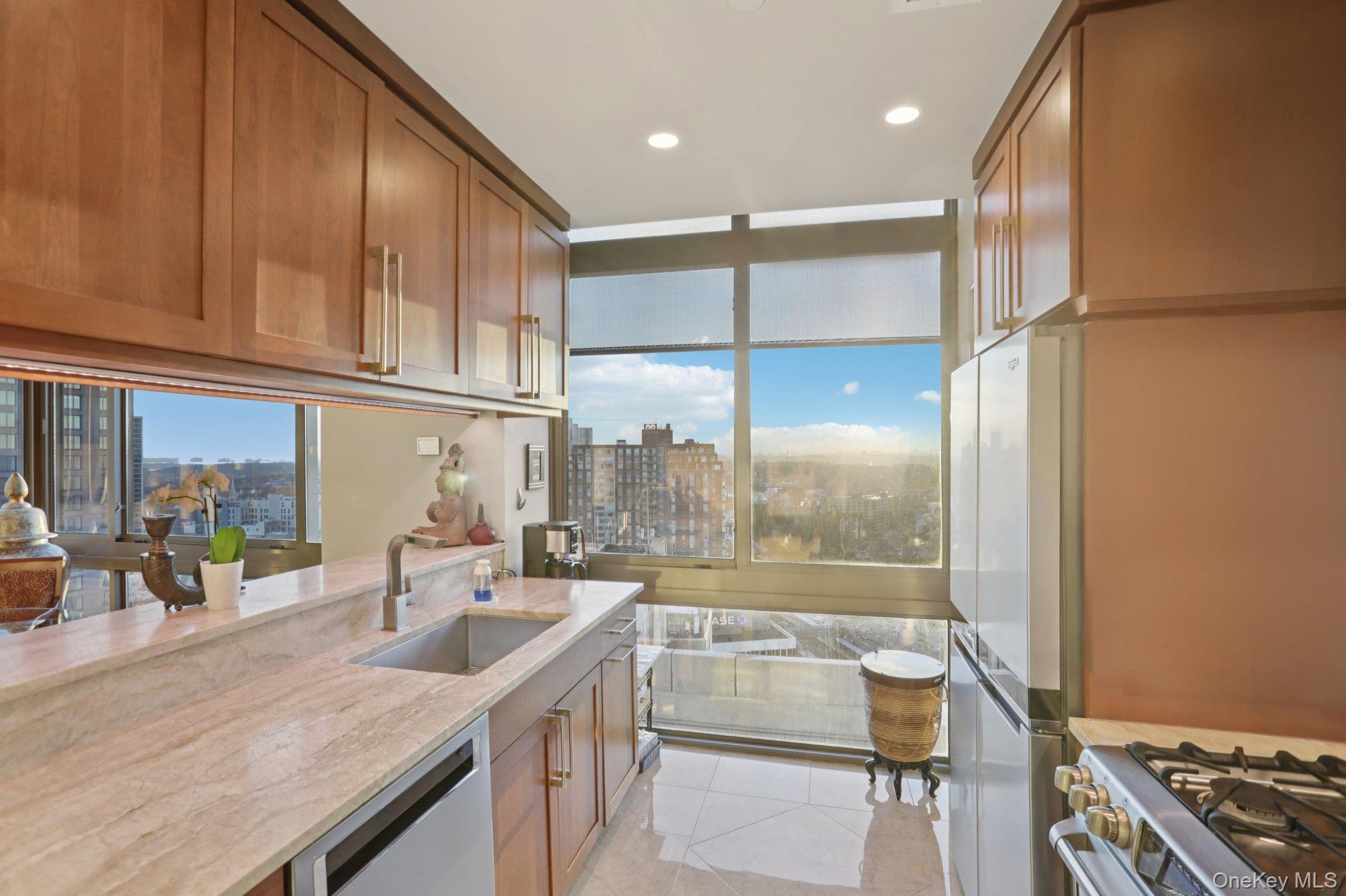 Condo Huguenot  Westchester County, NY 10801, MLS-930561-15