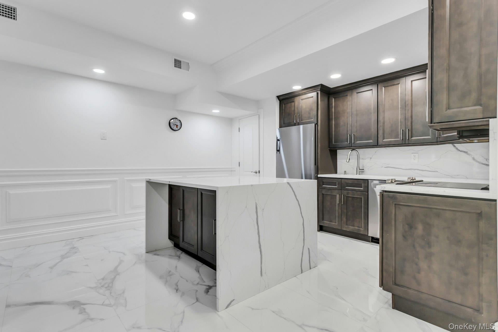 Single Family Robin Nassau County, NY 11542, MLS-930645-28