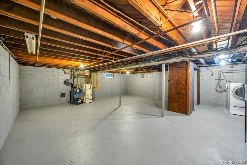 Single Family Caledonia  Suffolk County, NY 11746, MLS-930657-40