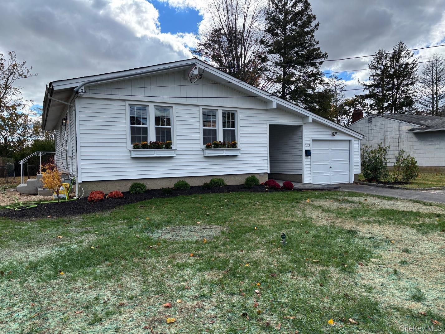 Single Family Loop  Suffolk County, NY 11782, MLS-930881-2