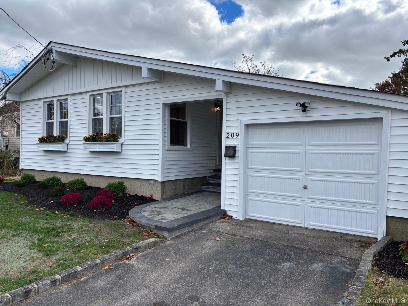 Single Family Loop  Suffolk County, NY 11782, MLS-930881-3