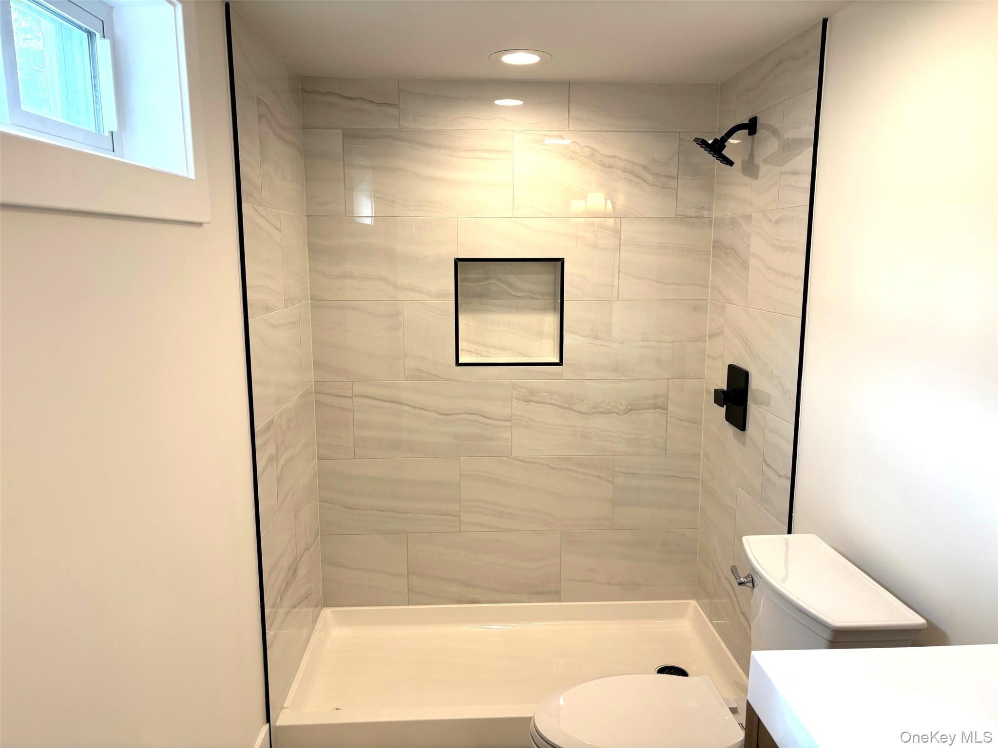 Single Family Loop  Suffolk County, NY 11782, MLS-930881-32