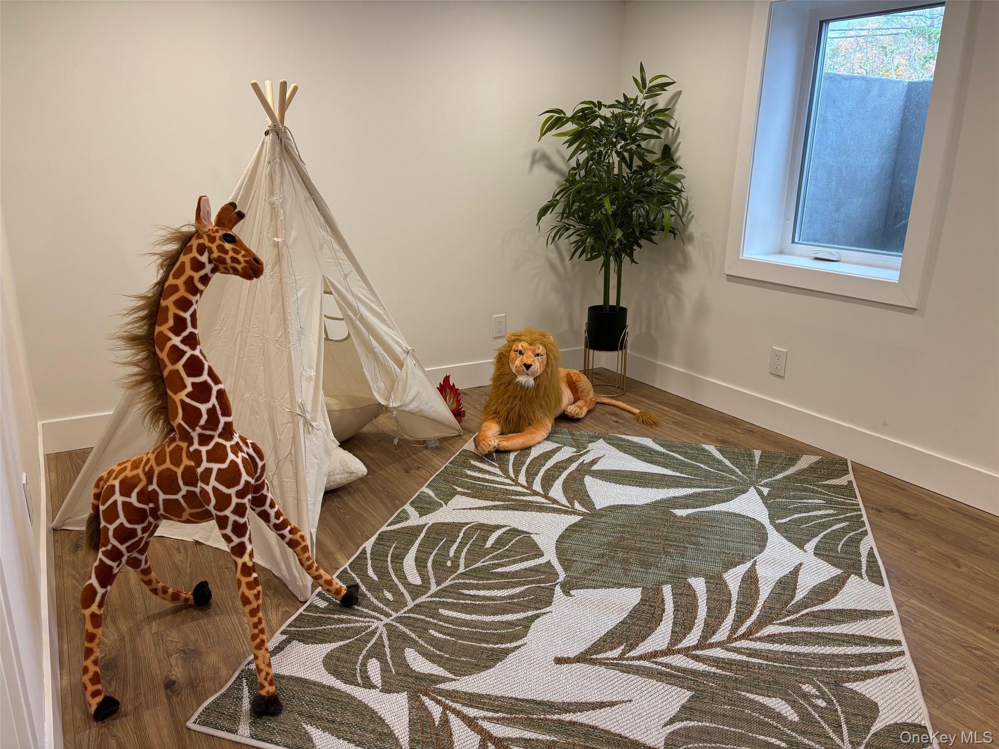 Single Family Loop  Suffolk County, NY 11782, MLS-930881-34