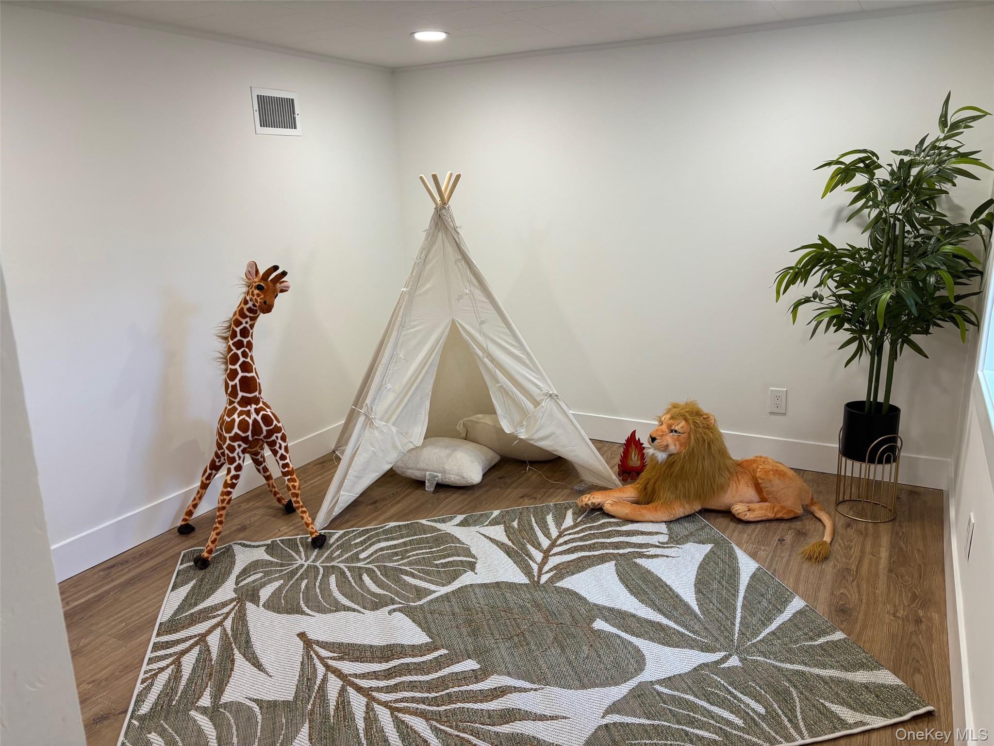 Single Family Loop  Suffolk County, NY 11782, MLS-930881-35