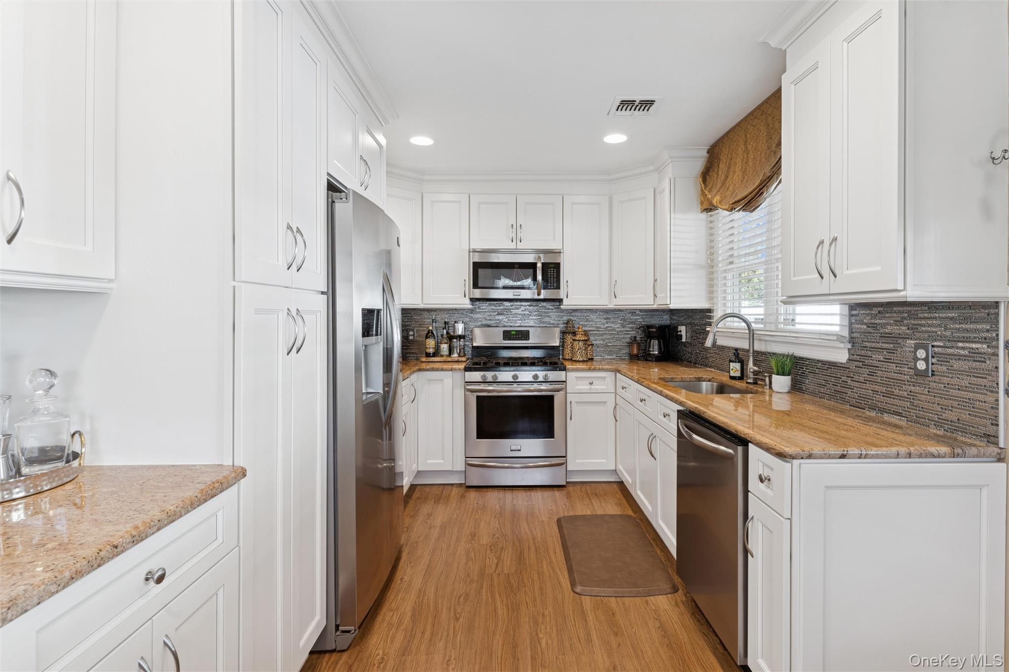 Single Family Grand Central  Suffolk County, NY 11701, MLS-931192-8