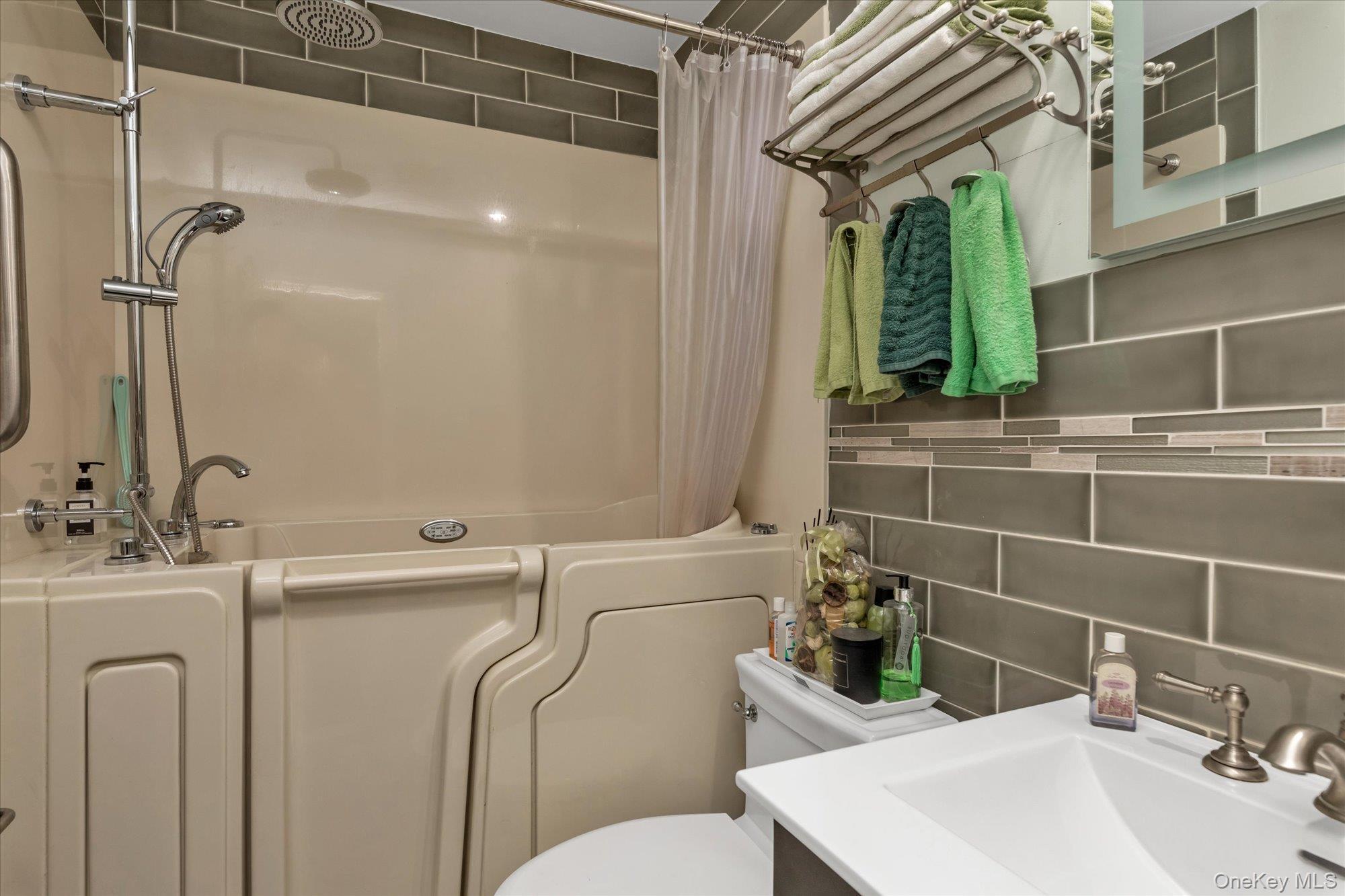 Single Family Ruxton Nassau County, NY 11553, MLS-931436-8