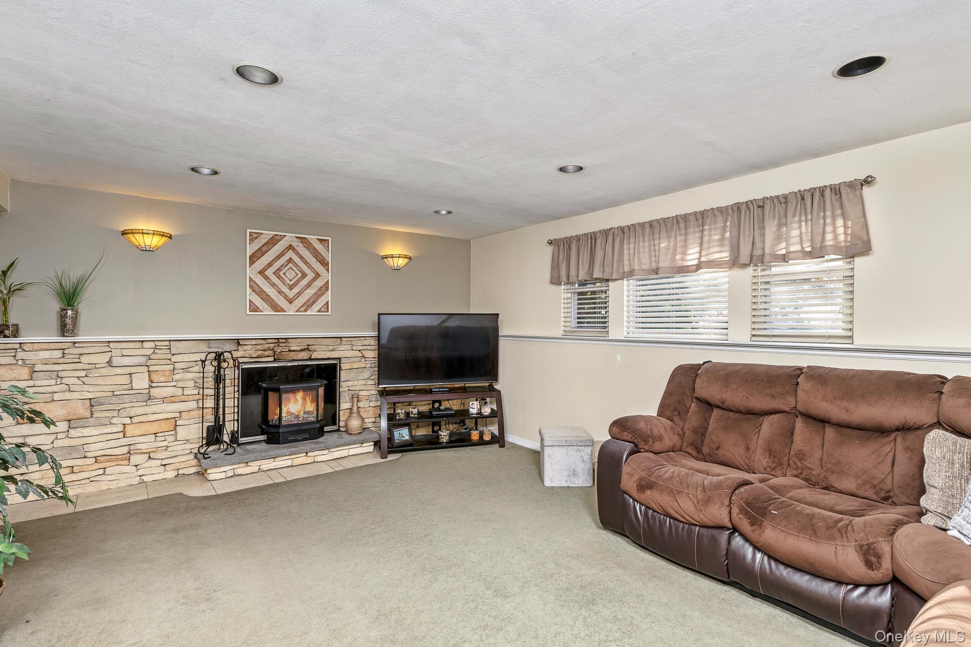 Single Family Lauren  Suffolk County, NY 11746, MLS-931536-28