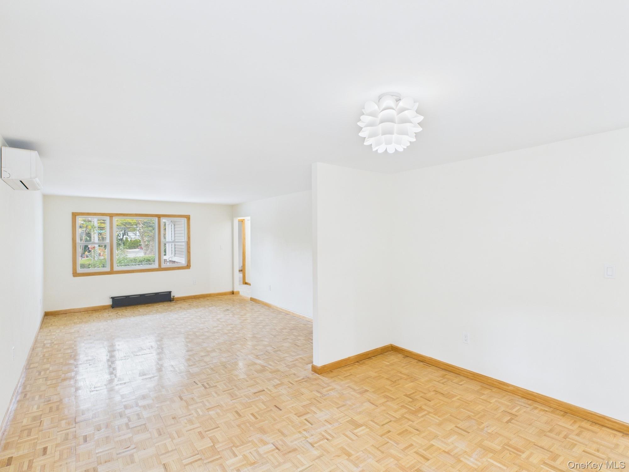 Single Family Little Neck Pkwy  Queens, NY 11362, MLS-931800-5