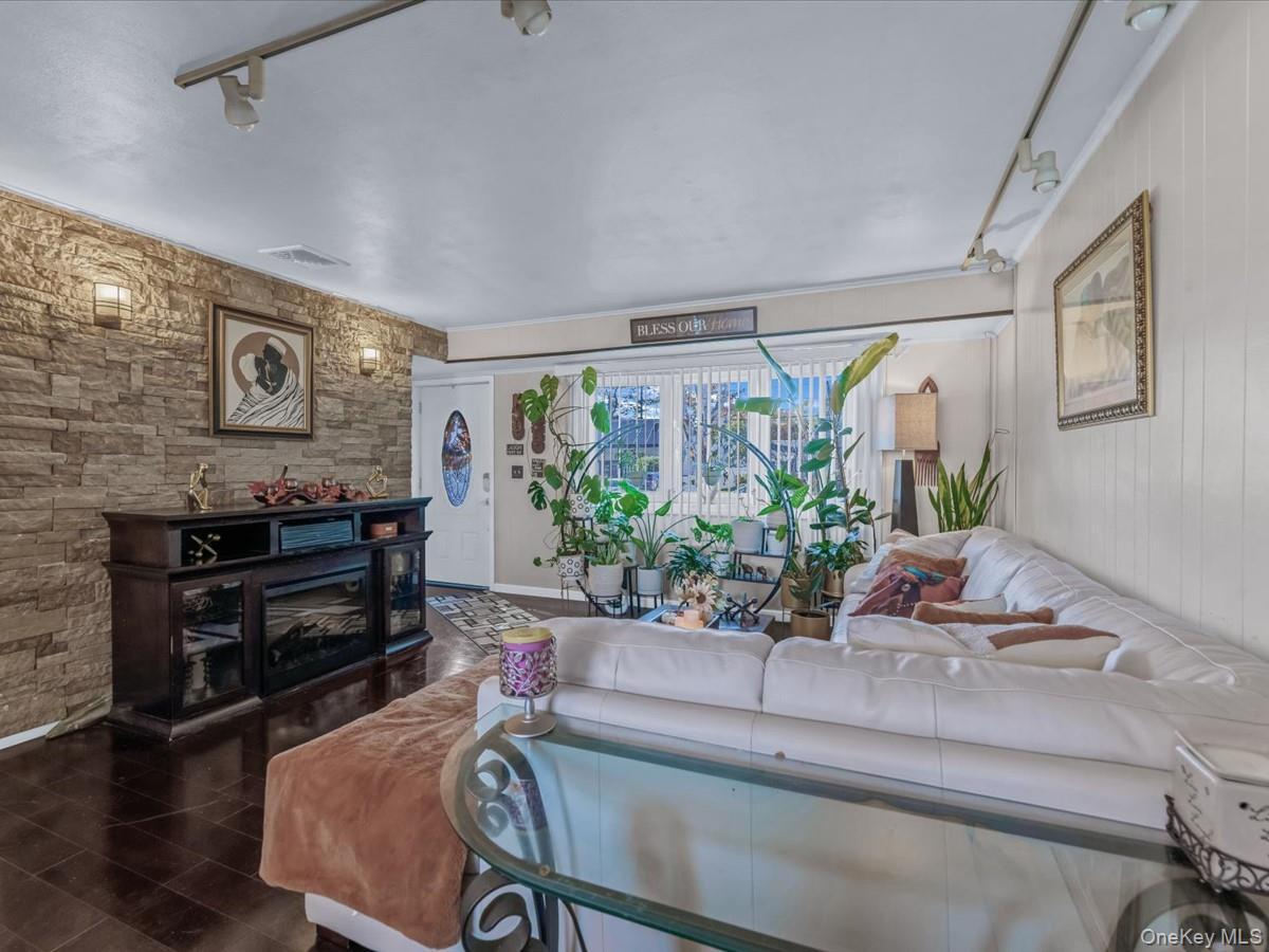 Single Family 30th  Suffolk County, NY 11798, MLS-931949-7