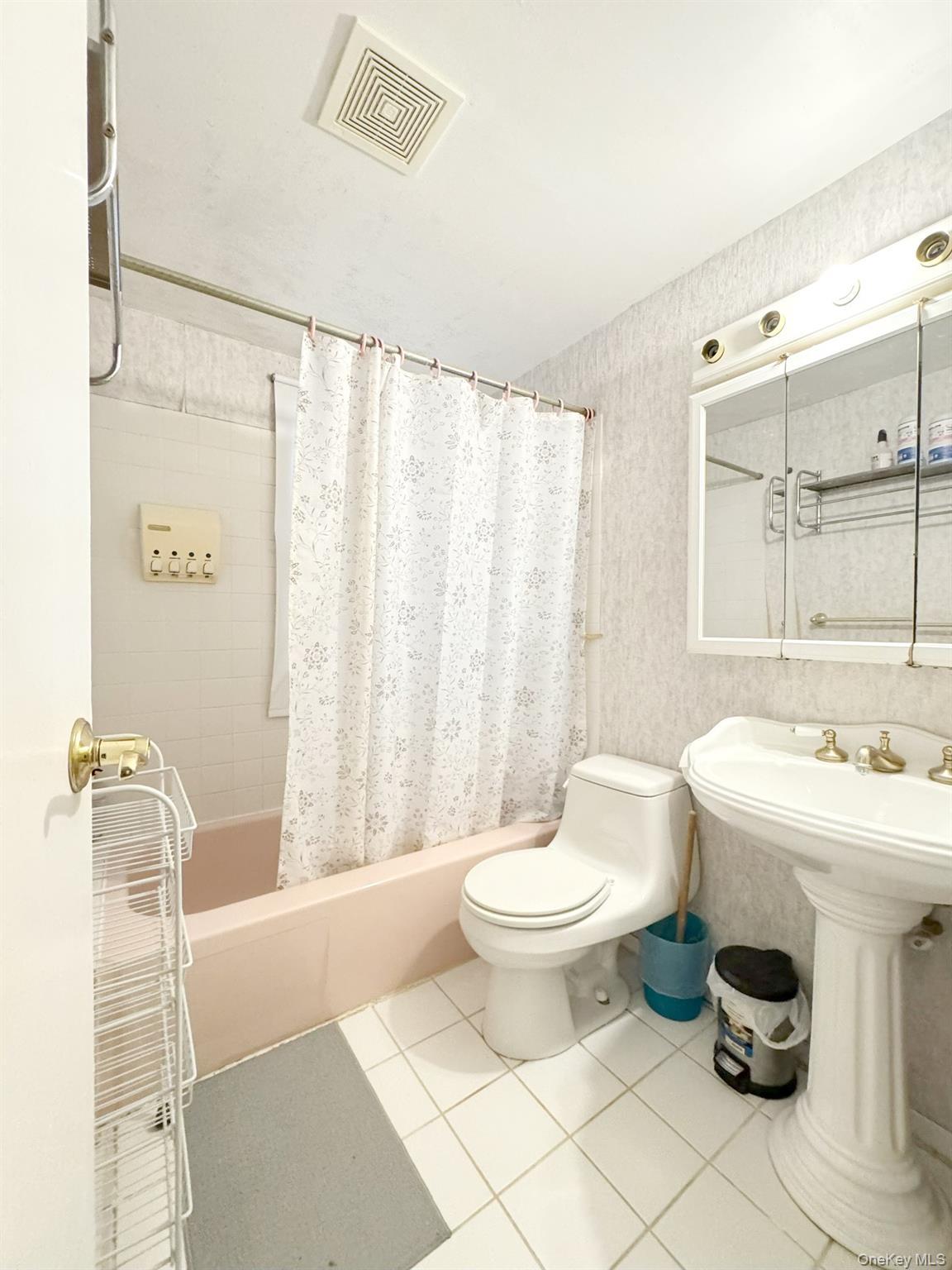 Single Family Bellwood Suffolk County, NY 11720, MLS-932023-11