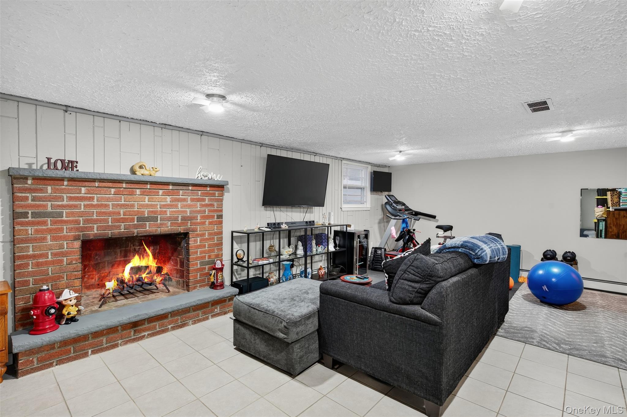 Single Family Velie  Dutchess County, NY 12540, MLS-932117-28