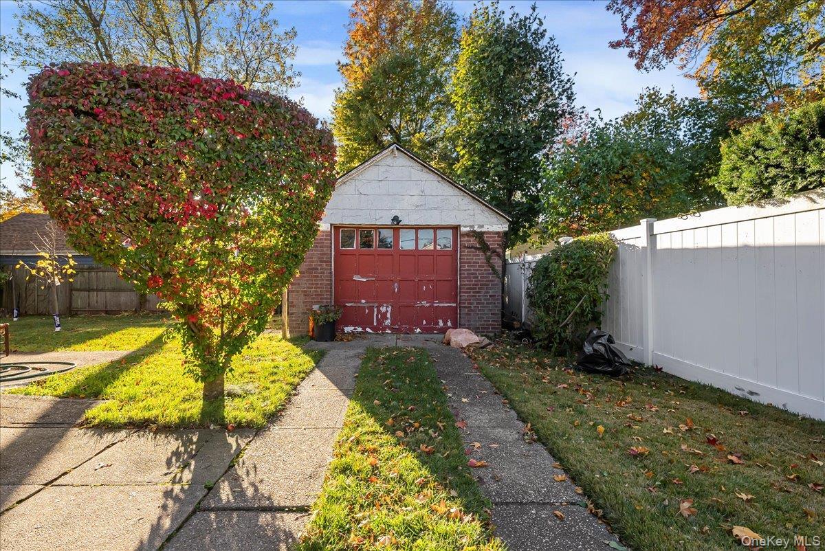 Single Family Meadowbrook  Nassau County, NY 11550, MLS-932566-24