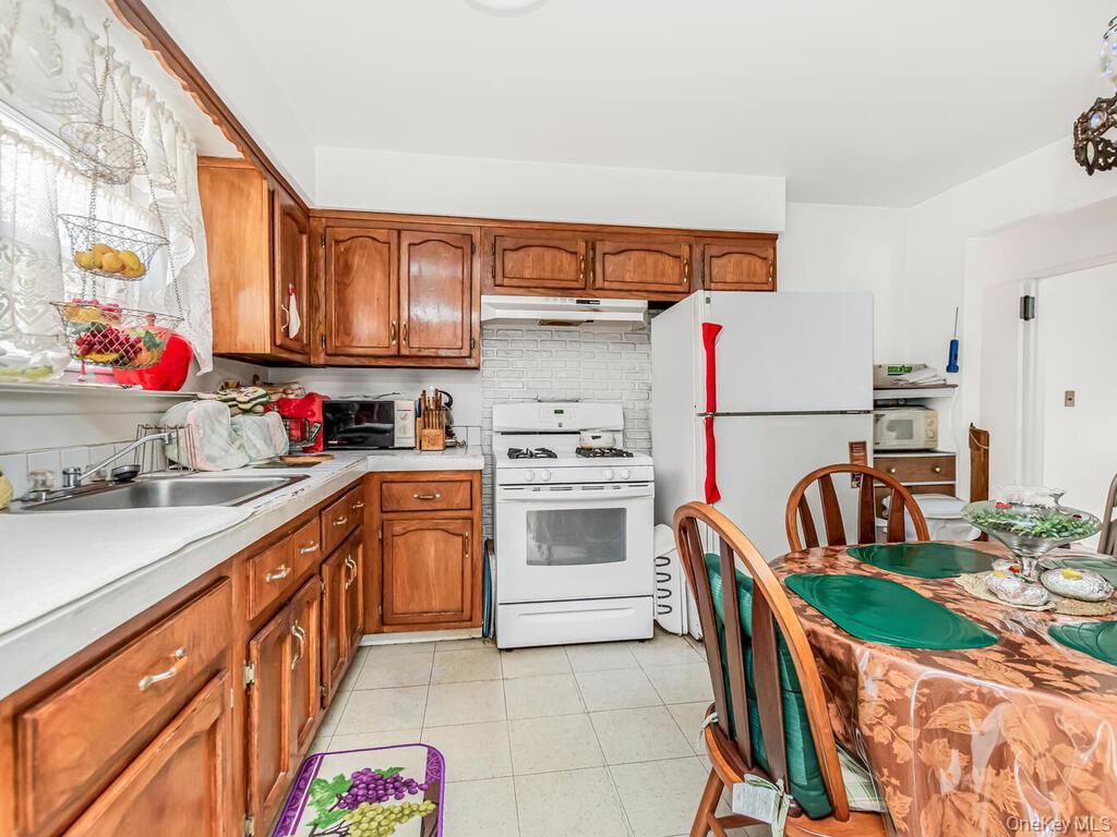 Single Family Edson  Bronx, NY 10469, MLS-932591-25