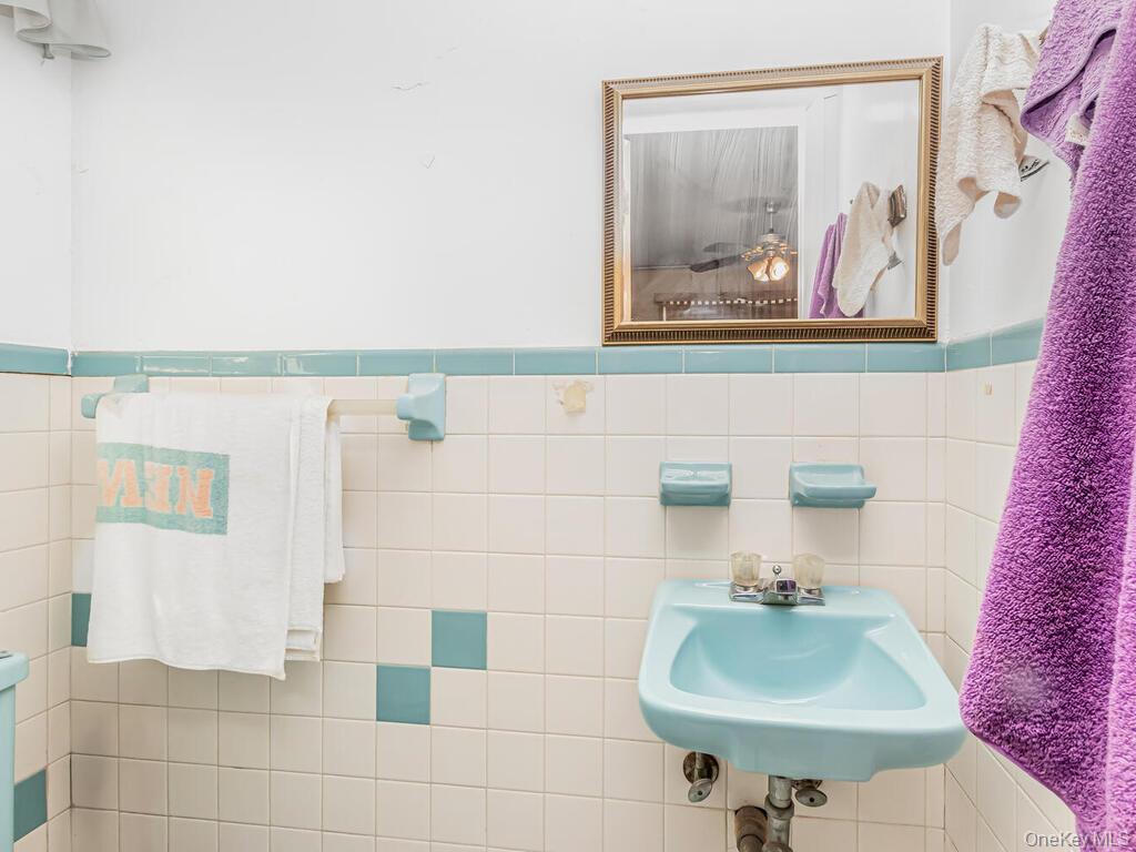 Single Family Edson  Bronx, NY 10469, MLS-932591-38