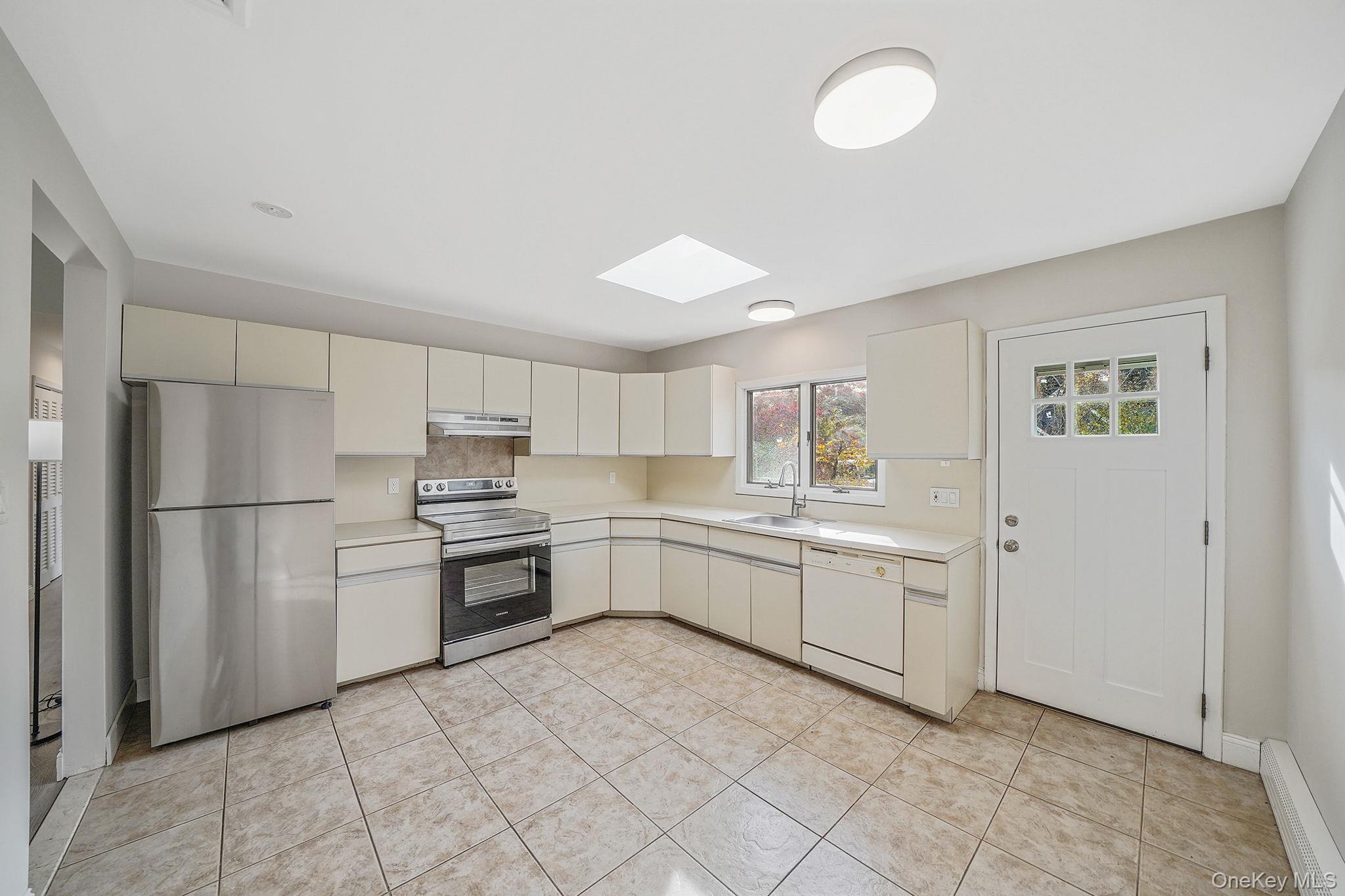 Single Family Motor Parkway Suffolk County, NY 11749, MLS-933100-9