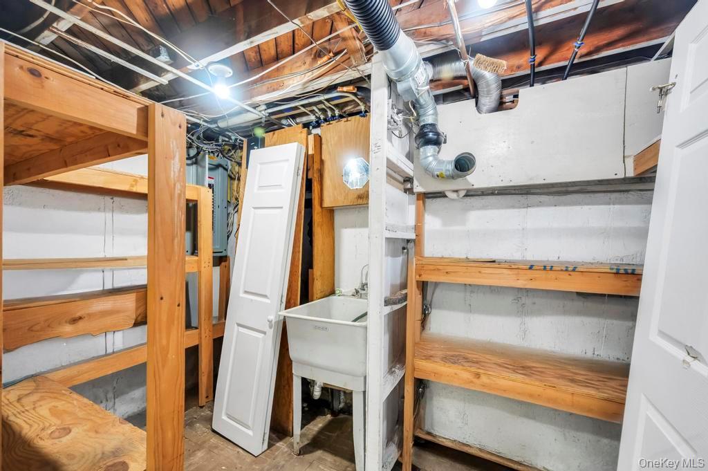 Single Family Summit Nassau County, NY 11801, MLS-933159-31