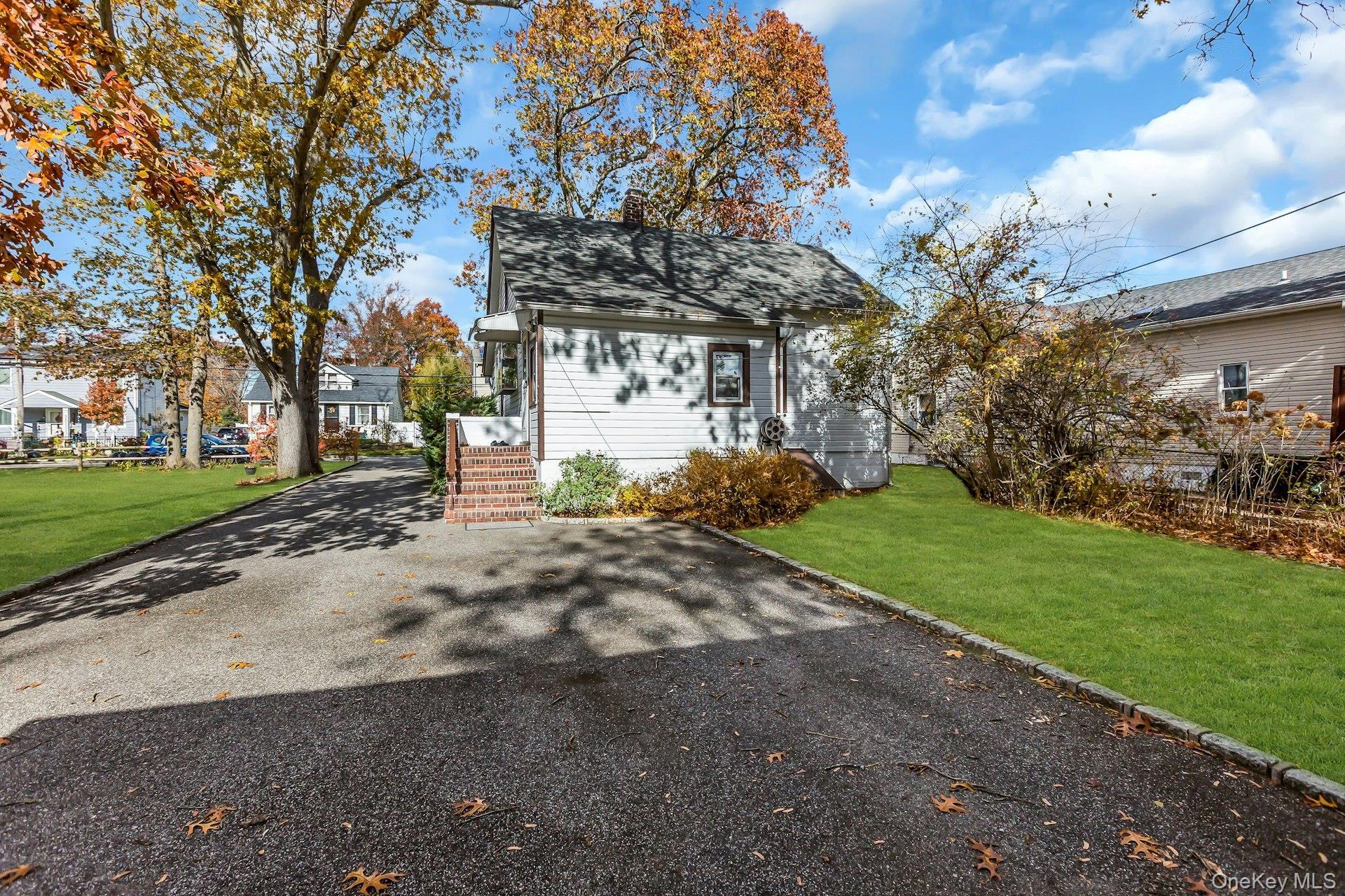 Single Family Roslyn Suffolk County, NY 11752, MLS-933314-23