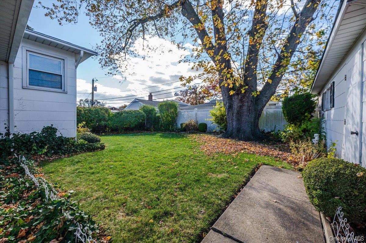 Single Family Heathcliff  Nassau County, NY 11783, MLS-933322-22