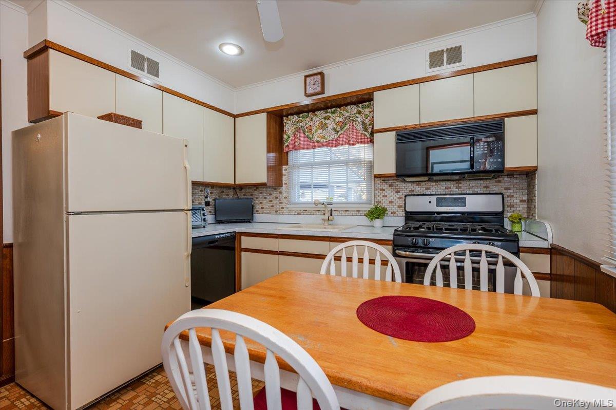 Single Family Heathcliff  Nassau County, NY 11783, MLS-933322-8