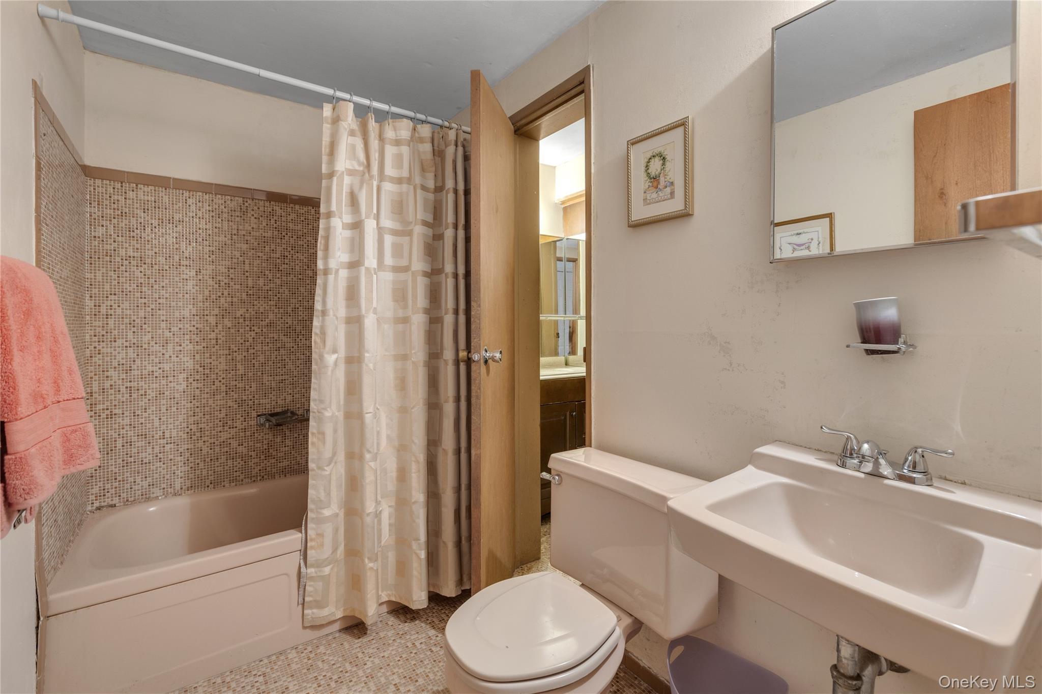 Single Family Split Cedar  Suffolk County, NY 11749, MLS-934869-8